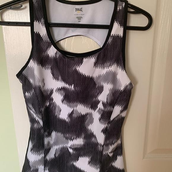 Workout tops - Picture 3 of 4